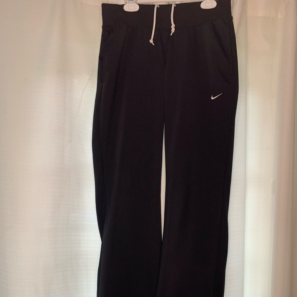 Women’s black Nike Athletic Dept. jogger w/draw strings and pockets. Size small.